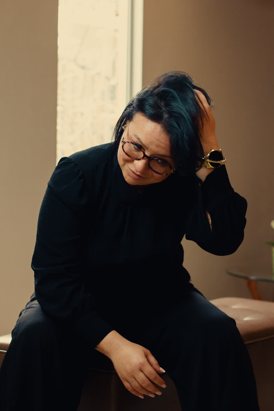 Ketlyn apoiando a cabeça na mão, em um momento de pausa